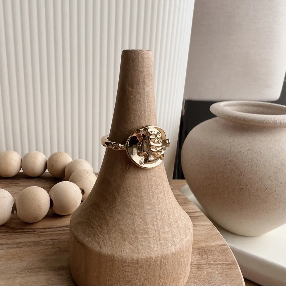 SOLD OUT ❌ ABSTRACT GOLD SIGNET RING - Picture 3 of 6